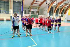 Wszystkie drużyny stoją podczas rozpoczęcia turnieju