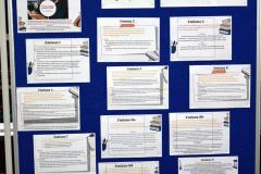 Niebieska tablica na której znajduje się napis: 21 lutego Międzynarodowy Dzień Języka Ojczystego. Na tablicy umieszczone są również nowe zmiany które wprowadziła Rada Języka Polskiego.