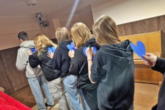 Wychowankowie piszą miłe słowo innym wychowankom bursy