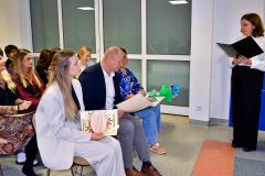Wychowawcy otrzymali podziękowania od młodzieży za codzienną pracę i zaangażowanie. Pani dyrektor bursy składa życzenia wszystkim pracownikom bursy oraz podziękowania dla młodzieży i wychowawców przygotowujących uroczystość.