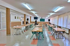 Stołówka w Bursie Regionalnej w Ostrołęce.  Stoły ustawione w 3 szeregach . Przy każdym 4 krzesła 