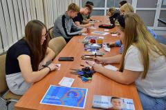 Wychowankowie bursy podczas akcji z okazji Międzynarodowego Dnia Praw Dziecka UNICEF. Młodzież tworzyła pocztówki i okulary symbolizujące prawa dziecka, angażując się twórczo w promowanie idei równości i poszanowania praw.