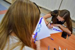 Wychowanki bursy przygotowują niebieskie okulary – symbol solidarności z dziećmi na całym świecie – w ramach obchodów Międzynarodowego Dnia Praw Dziecka UNICEF.