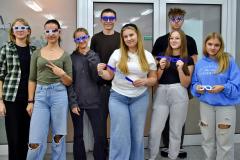 Uczestnicy akcji UNICEF z okazji Międzynarodowego Dnia Praw Dziecka prezentują własnoręcznie wykonane niebieskie okulary – symbol patrzenia na świat oczami dziecka i solidarności z najmłodszymi na całym świecie.