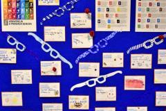 Tablica tematyczna przygotowana przez wychowanków bursy z okazji Międzynarodowego Dnia Praw Dziecka UNICEF. Znalazły się na niej własnoręcznie wykonane pocztówki  z refleksjami o prawach dziecka oraz symboliczne niebieskie okulary – znak empatii, zrozumienia i spojrzenia na świat oczami dziecka.