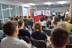 Społeczność Bursy podczas uroczystości z okazji Odzyskania Niepodległości przez Polskę słucha wystąpień młodzieży.
