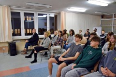 Widownia siedząca na krzesłach - mieszkańy Bursy oraz pracownicy uczestniczą w obchodach  Święta Niepodległości w Bursie Regionalnej