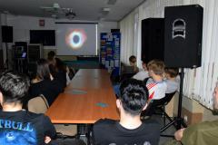 Wychowankowie bursy siedzą przy stołach i oglądają film edukacyjny pt. „Wylogowani” w ramach obchodów Ogólnopolskiego Dnia Walki z Depresję