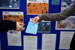 Wychowanki rozdają w grupie ulotki edukacyjne pt. „Objawy depresji. Co możesz dla siebie zrobić?”.