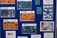 Niebieska tablica na której znajduje się wystawa z okazji Ogólnopolskiego Dnia Walki z Depresję.