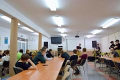 Prowadzący pokazuje na lalce/manekinie jak prawidłowo reagować przy zdławieniu się u dziecka