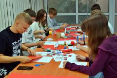 Wychowankowie tworzący pracę plastyczną o tematyce patriotycznej