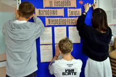 Wychowankowie podczas tworzenia gazetki patriotycznej