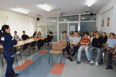 Wychowankowie bursy, przedstawiciel Komendy Miejskiej Policji w Ostrołęce podczas uczestniczenia w pogadance profilaktycznej. Miejsce świetlica bursy. 