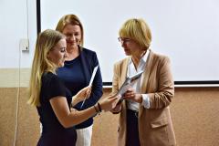 Pani Dyrektor wręcza nagrodę oraz dyplom wychowance.