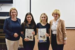 Pani Dyrektor oraz wychowawczyni pozują do zdjęcia z nagrodzonymi wychowankami.