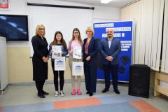 Wychowawcy z panią dyrektor i wychowankami, które zostały nagrodzone pozują do zdjęcia.