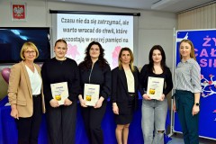 Nagrodzone wychowanki wraz z wychowawcami