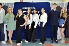 Młodzież razem z wychowawcami pozuje do zdjęcia na tle dekoracji.