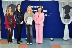 Nagrodzona wychowanka z wychowawcami i Panią Dyrektor.