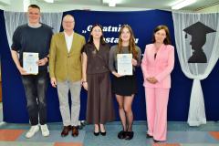 Nagrodzeni wychowankowie z wychowawcami i Panią Dyrektor.