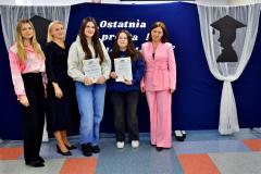 Nagrodzone wychowanki z wychowawcami i Panią Dyrektor.