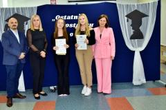 Nagrodzone wychowanki z wychowawcami i Panią Dyrektor.