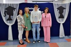 Nagrodzony wychowanek z wychowawcami i Panią Dyrektor.