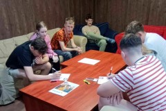 Wychowankowie rozwiązują karty pracy.