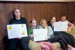 Wychowankowie prezentują wykonane w grupach plakaty.