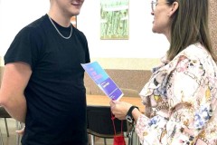 Wychowawca wręcza wychowankowi „Certyfikat super wolontariusza” oraz upominek.