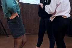 Dziewczęta prezentują efekty swojej pracy – samodzielnie wykonany plakat.