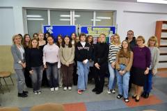 Uczestnicy  XII Międzyinternackiego konkursu na „Kartkę Bożonarodzeniową” wraz z opiekunami i Panią dyrektor.