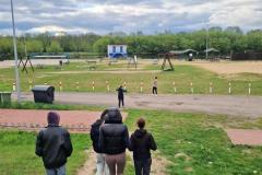 Młodzież podczas spaceru na miejską plażę w Ostrołęce