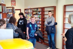 Wychowankowie zwiedzający pomieszczenia w Bibliotece Pedagogicznej