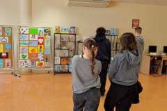 Wychowankowie oglądający wystawę w Bibliotece Pedagogicznej