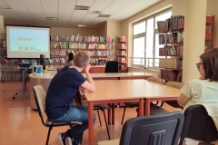 Prelegentka przedstawia wychowankom ofertę edukacyjną Biblioteki Pedagogicznej