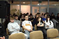 Młodzież siedząca na krzesłach podczas spotkania z Panią dietetyk