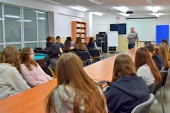 Psycholog prezentujący treści dotyczące hejtu i relacji rówieśniczych wychowankom Bursy Regionalnej w Ostrołęce