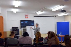 Psycholog wyjaśniający zagadnienia dotyczące empatii i konfliktów rówieśniczych oraz możliwości otrzymania wsparcia
