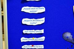 Zbliżenie na część tablicy z napisem „Chwile dla siebie i swoich emocji”. Widać różne cytaty promujące dbanie o zdrowie psychiczne.