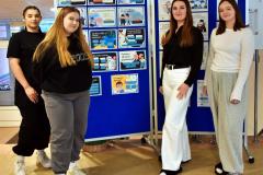 Grupa wychowanków stoi przy wystawie przygotowanej z okazji „Światowego Dnia Walki z Depresją”. 1