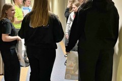 Młodzież z Koła wolontariatu przeprowadza akcję informacyjną dla społeczności bursy. Wychowankowie prezentują plakaty edukacyjne.