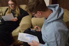 Młode osoby biorą udział w zajęciach związanych ze Światowym Dniem Wody. Pracują nad kartami edukacyjnymi, rozwiązując wykreślanki i zadania dotyczące tematu wody.