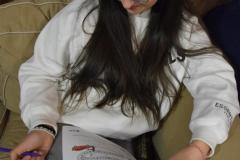 Wychowanka z zaangażowaniem rozwiązuje wykreślankę z okazji Światowego Dnia Wody, ucząc się o znaczeniu ochrony zasobów wodnych.