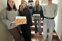 2.	Wychowankowie bursy podczas akcji informacyjnej z okazji „Światowego Dnia Zdrowia Psychicznego” prezentują plakaty i materiały edukacyjne o dbaniu o zdrowie psychiczne.