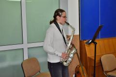 Występ wychowanki. Wychowanka gra na instrumencie dętym - saksofonie