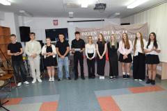 Wychowankowie składają życzenia z okazji Dnia Edukacji Narodowej wszystkim pracownikom Bursy