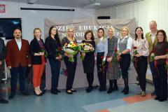 Pracownicy Bursy w Ostrołęce pozują do wspólnego zdjęcia