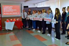 Wychowankowie i kadra placówki wspólnie śpiewają hymn narodowy